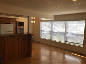 320 W Inverrary Ln in Deerfield, IL - Building Photo - Building Photo