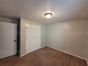 2347 S Goebel Cir in Wichita, KS - Foto de edificio - Building Photo