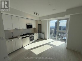 75 James St S in Hamilton, ON - Building Photo