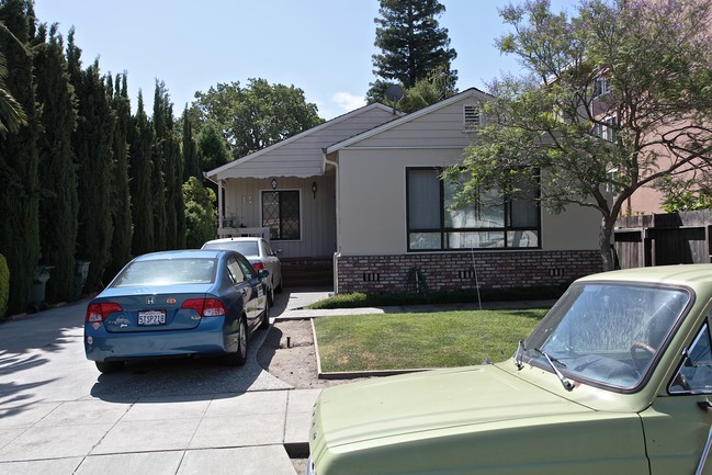 45 Claremont Ave in Redwood City, CA - Foto de edificio - Building Photo