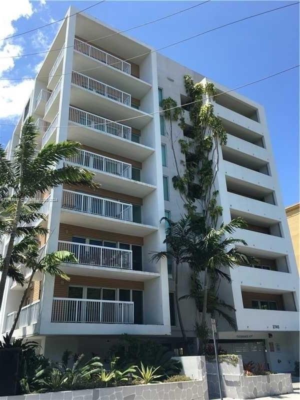 2740 SW 28th Ter, Unit 302 in Miami, FL - Building Photo - Building Photo