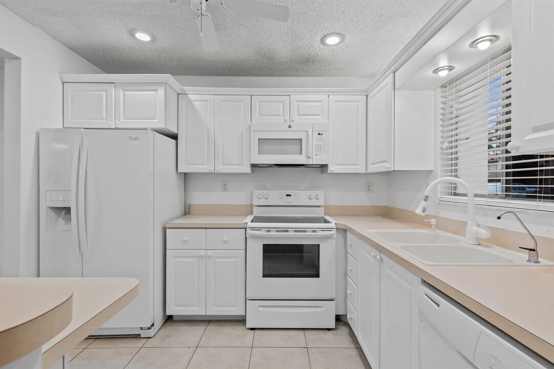 3320 Simms St in Hollywood, FL - Foto de edificio