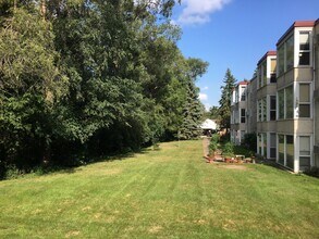 405 10th Ave N, Unit 305 in South St. Paul, MN - Building Photo - Building Photo