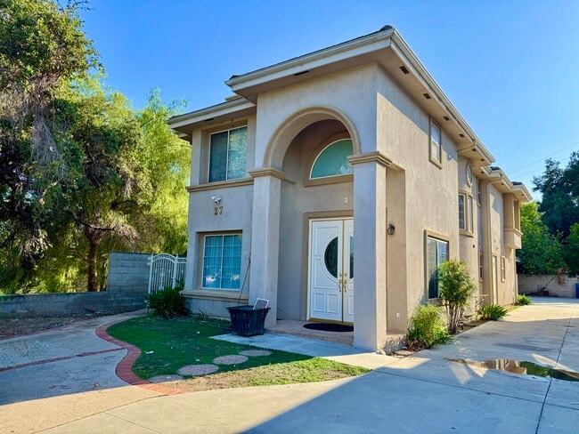property at 27 Hampton Ct
