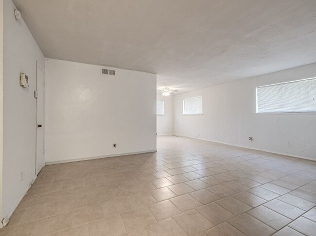 33 NE 63rd St in Oklahoma City, OK - Building Photo - Building Photo