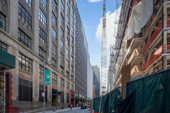 225 W 28th St in New York, NY - Building Photo - Building Photo