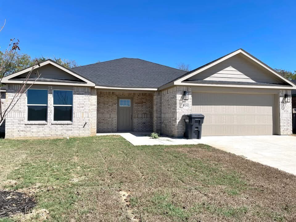 914 Indian Plns Rd in Ardmore, OK - Building Photo