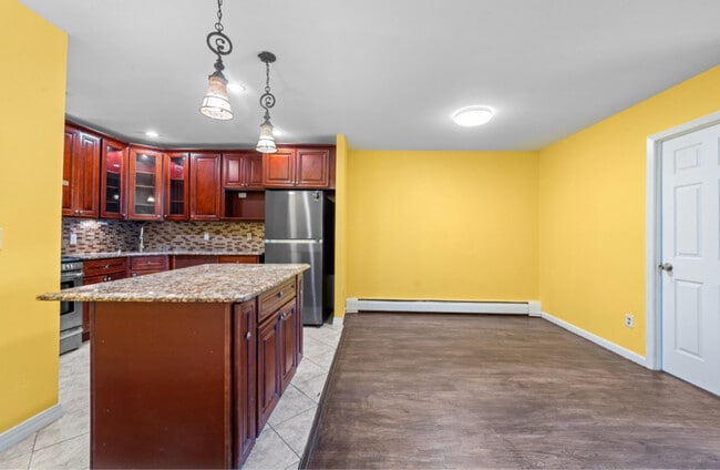 42-38 Judge St in Queens, NY - Foto de edificio - Building Photo