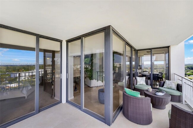 2000 Towerside Terrace in Miami, FL - Building Photo - Building Photo