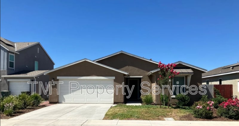 12085 Edgewood St in Waterford, CA - Building Photo
