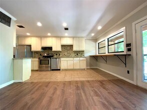 2807 Edgewater Dr in Austin, TX - Building Photo - Building Photo