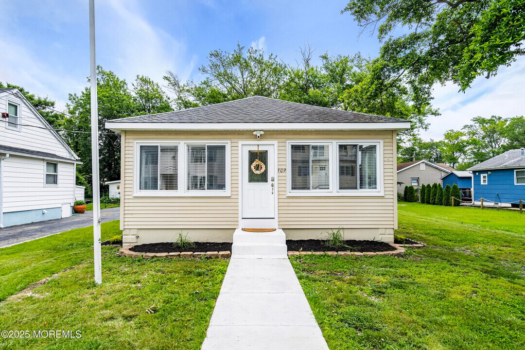 509 Monmouth Ave in Ocean Gate, NJ - Foto de edificio