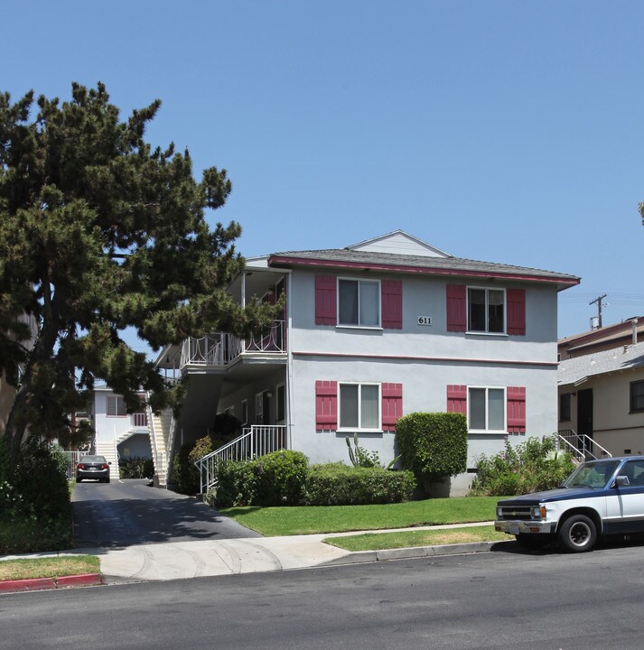 611 E Santa Anita Ave in Burbank, CA - Foto de edificio