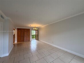 9140 Fontainebleau Blvd in Miami, FL - Building Photo - Building Photo