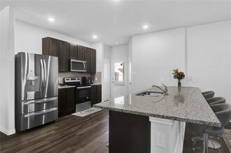 5636 Shore Point Trl in Fort Worth, TX - Foto de edificio - Building Photo