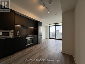 86 Dundas St E in Mississauga, ON - Building Photo - Building Photo