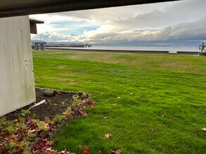 250 Beach Pl in Edmonds, WA - Foto de edificio - Building Photo
