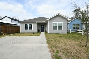 5817 Gaston in Houston, TX - Building Photo