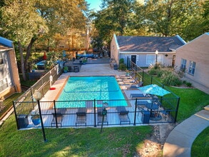 Cambridge Court in Nacogdoches, TX - Foto de edificio - Building Photo