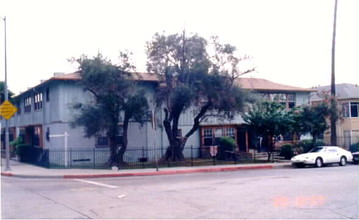 5166-5182 Franklin Ave in Los Angeles, CA - Building Photo - Building Photo