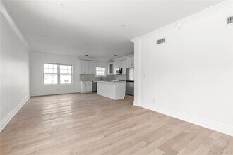 20 Secatoag Ave, Unit 2B in Port Washington, NY - Building Photo - Building Photo