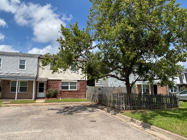 1211 Warwick Dr