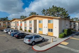 Meadowbrook in San Diego, CA - Foto de edificio - Building Photo