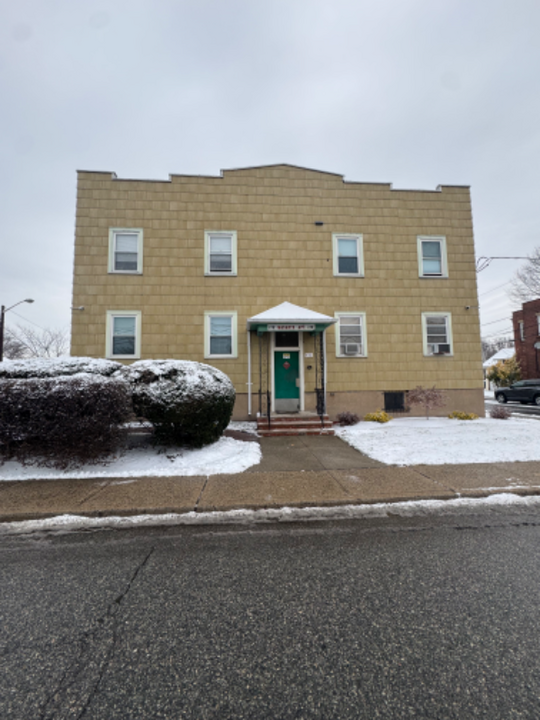 172 Washington Ave in Little Ferry, NJ - Building Photo