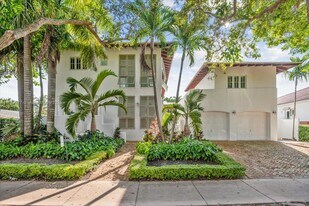 350 Woodcrest Rd in Key Biscayne, FL - Building Photo