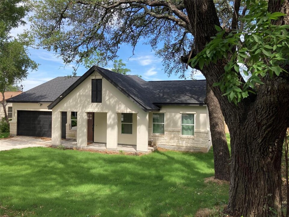 11001 4th St in Jonestown, TX - Building Photo