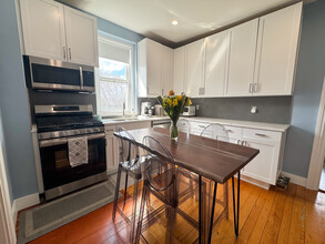 137 Walnut St, Unit #3 in Brookline, MA - Building Photo - Building Photo