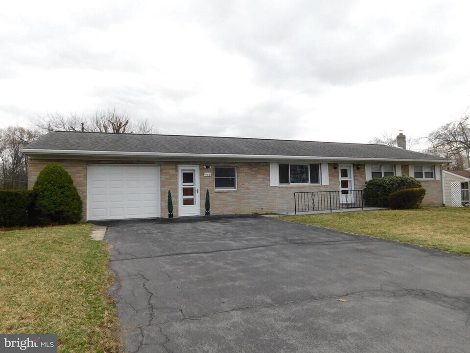 1569 Frank Rd in Chambersburg, PA - Building Photo