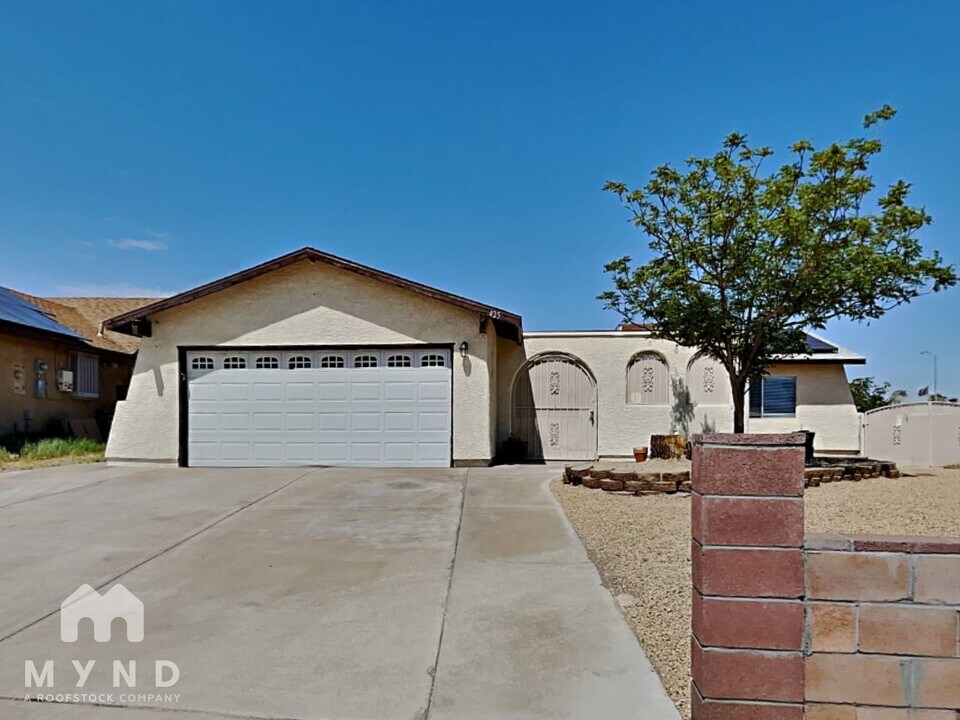 425 E Rolly St in Henderson, NV - Building Photo