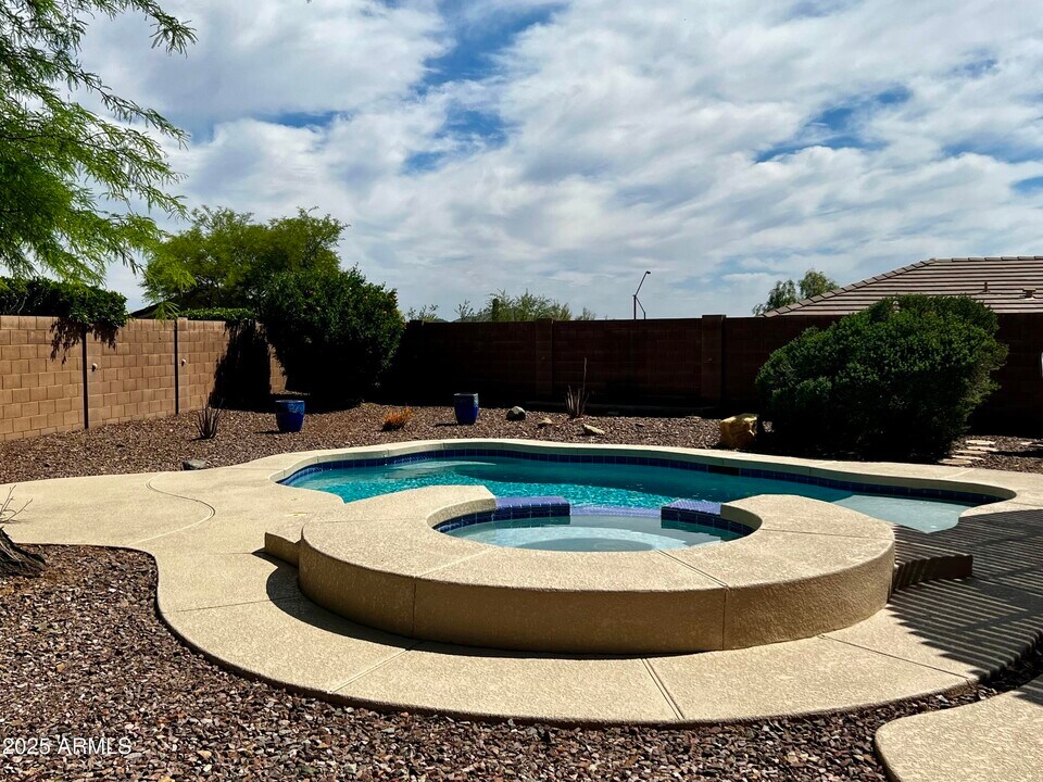 2361 W Turtle Hill Ct in Anthem, AZ - Foto de edificio