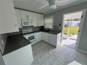 301 Colonia Ln W in Nokomis, FL - Foto de edificio - Building Photo