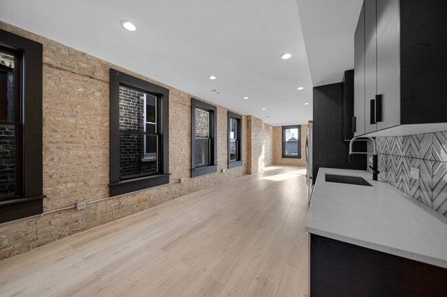 1320 W 19th St, Unit A3 in Chicago, IL - Building Photo - Building Photo