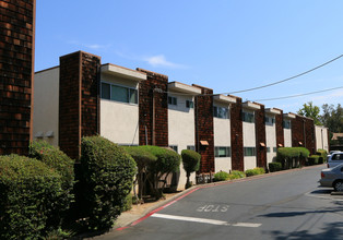 Walnut Avenue Apartments in Carmichael, CA - Foto de edificio - Building Photo