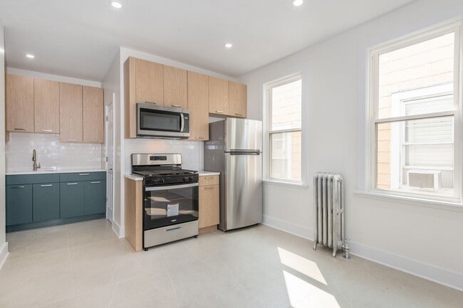 165 W 5th St in Bayonne, NJ - Building Photo - Building Photo