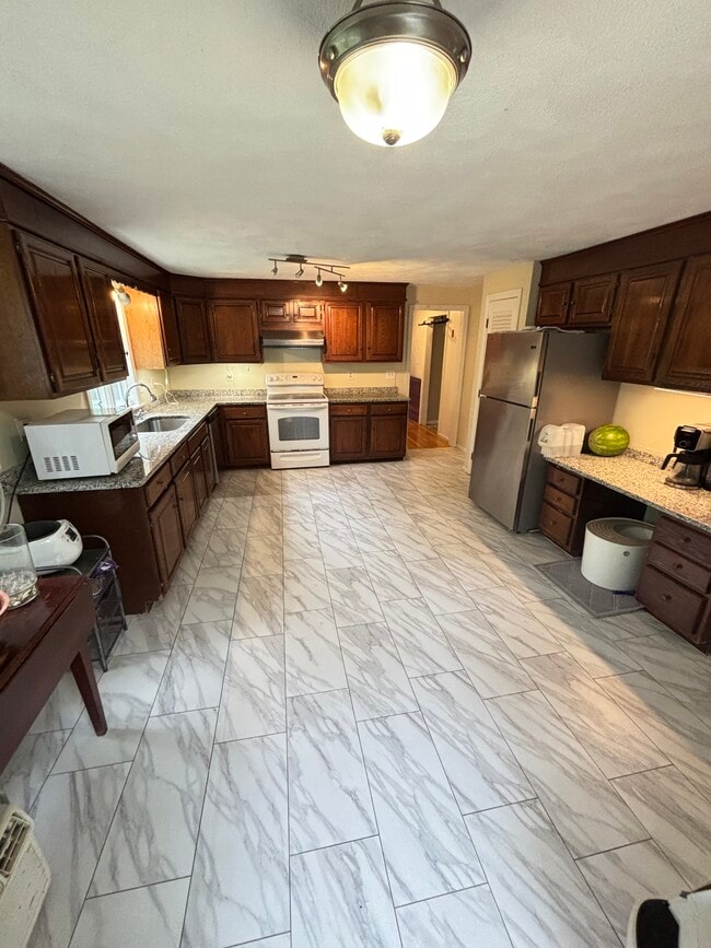 5 Freeman Cir in Lexington, MA - Foto de edificio - Building Photo