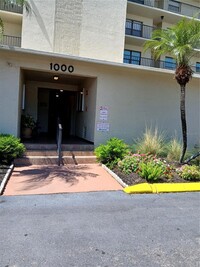 1000 Cove Cay Dr in Clearwater, FL - Foto de edificio - Building Photo