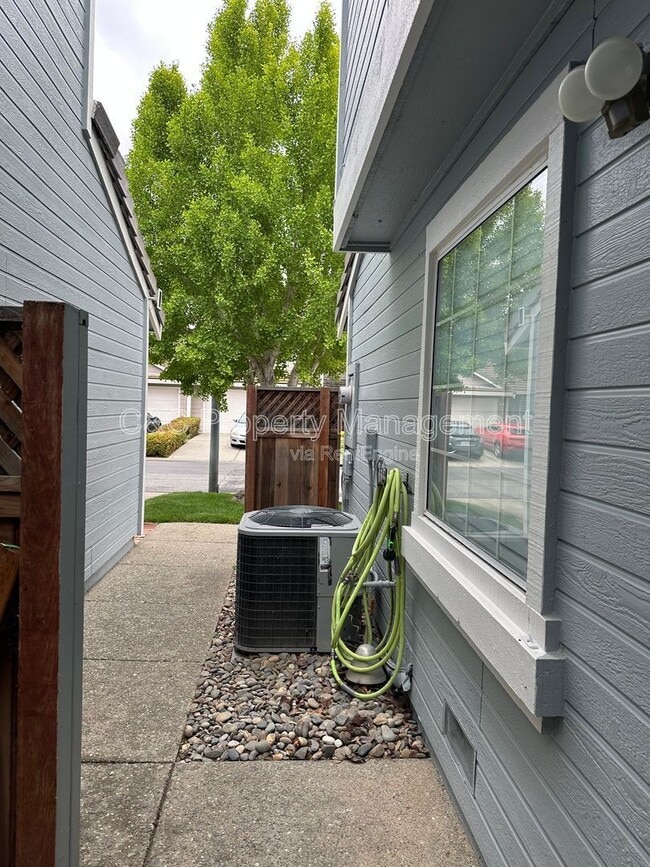 180 Pelican Loop in Pittsburg, CA - Building Photo - Building Photo