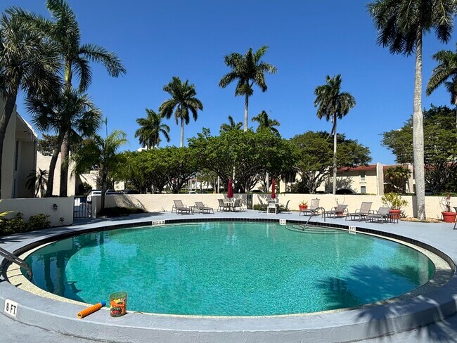 1705 Presidential Way in West Palm Beach, FL - Building Photo - Building Photo