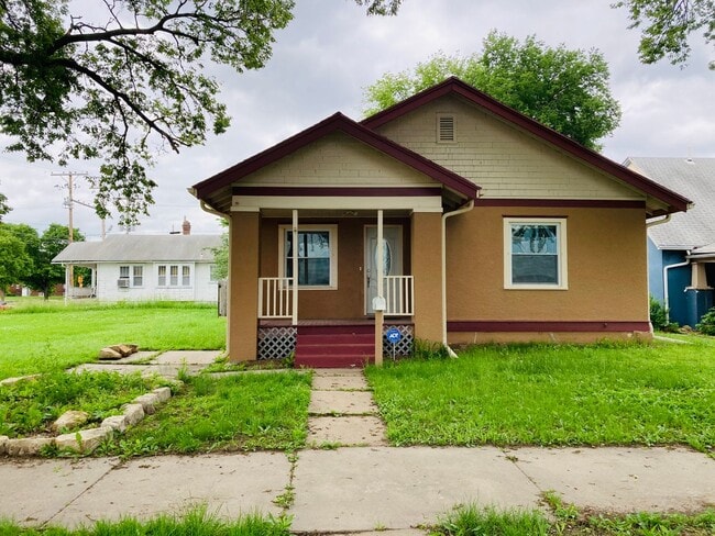 property at 305 W 7th St