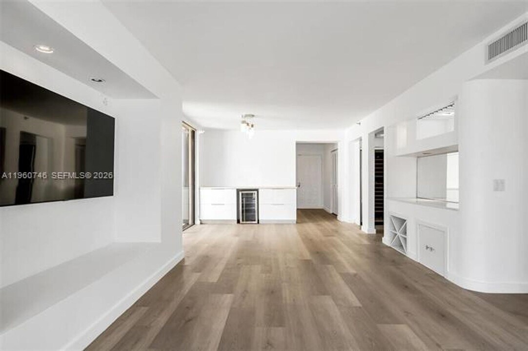 6061 Collins Ave in Miami Beach, FL - Building Photo