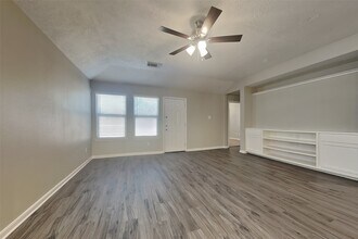 2343 Colonial Springs Ln in Spring, TX - Foto de edificio - Building Photo