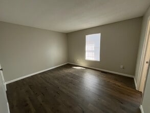 1080 Wallace Rd, Unit B8 in Jackson, TN - Foto de edificio - Building Photo