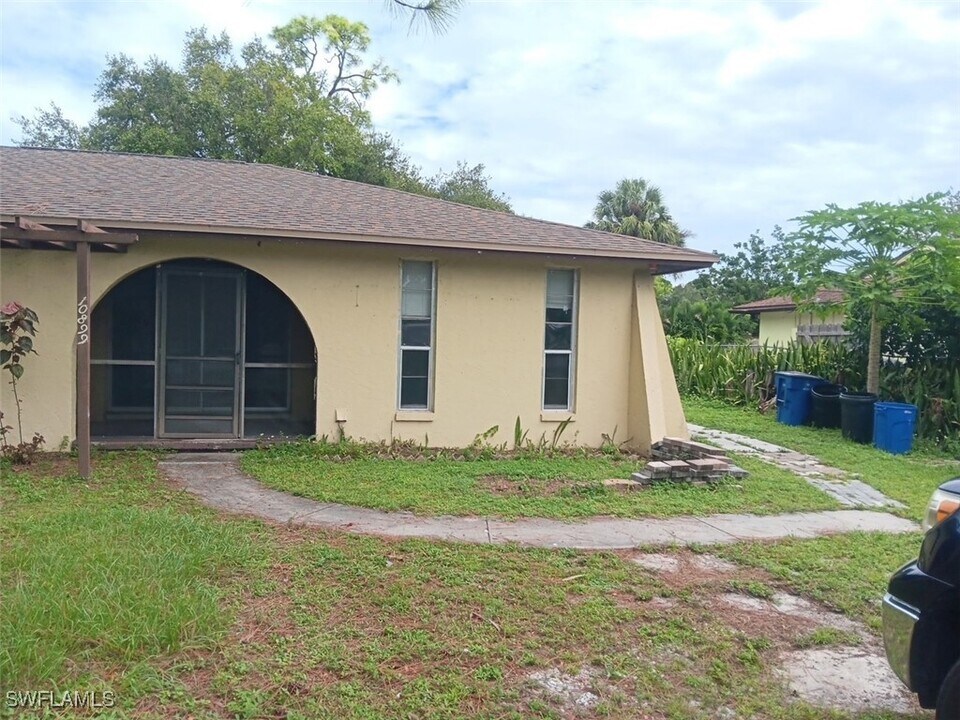 10897 Goodwin St in Bonita Springs, FL - Building Photo