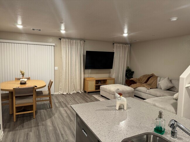 6086 Lily Gdn St in North Las Vegas, NV - Building Photo - Building Photo