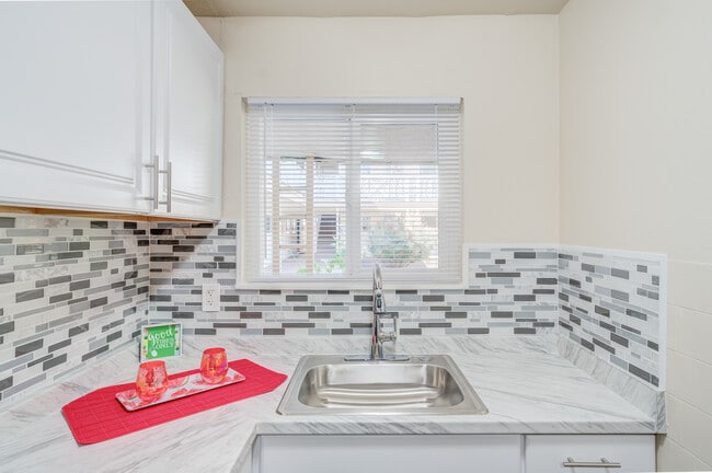 Shamor Apartments in San Leandro, CA - Foto de edificio - Building Photo