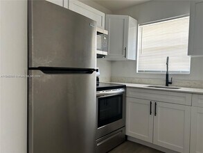 904 SW 10th St, Unit 3 in Hallandale Beach, FL - Building Photo - Building Photo